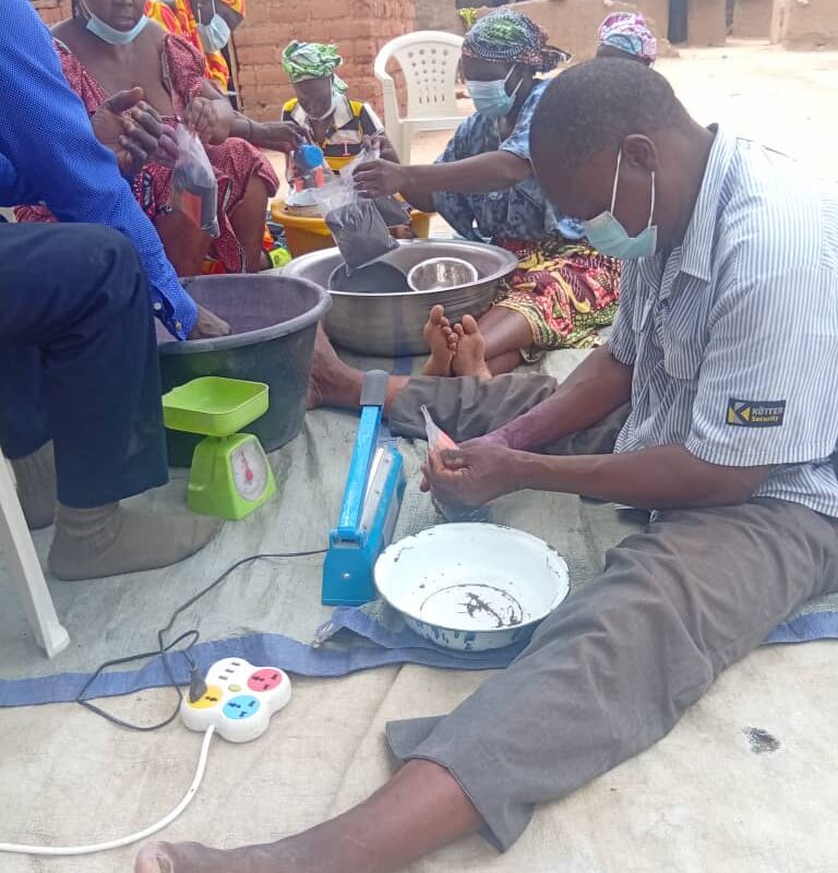 CONDITIONNEMENT DES SEMENCES GRAINES D&rsquo;OIGNON : LA COOPÉRATIVE DE TCHONTCHI S&rsquo;Y MET